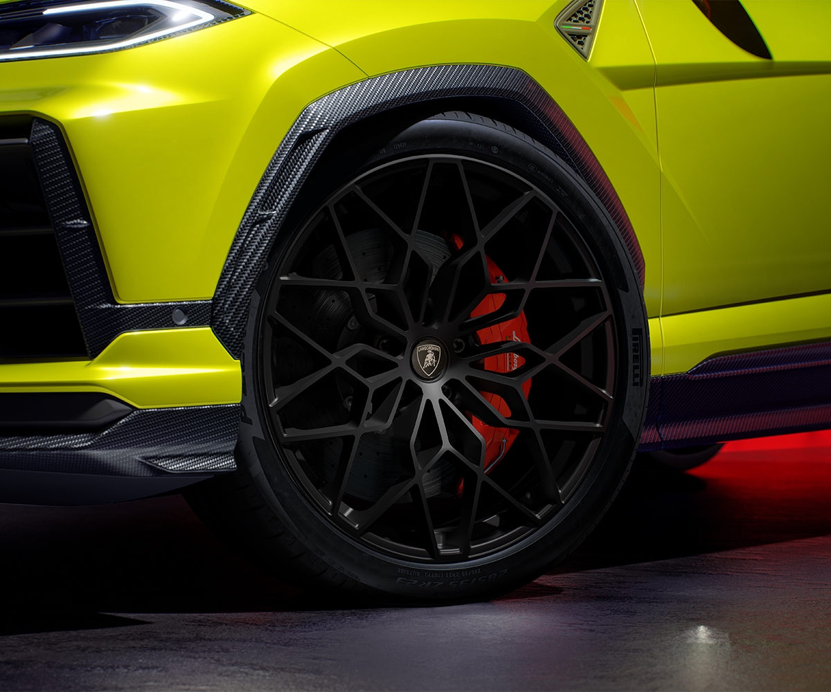 Колесо Lamborghini Urus SE Performante крупным планом