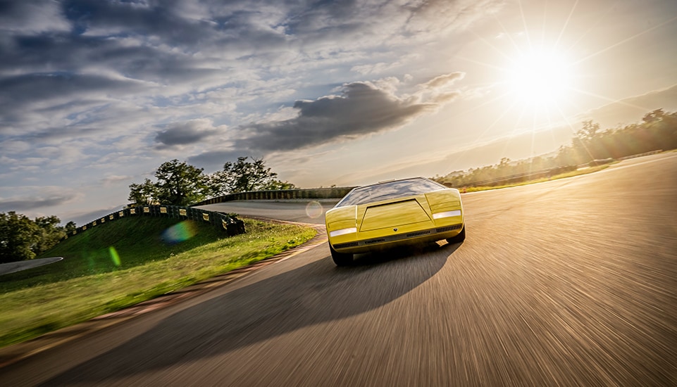 Khám phá Lamborghini Countach LP 500, mẫu xe huyền thoại đầy mê hoặc với thiết kế đặc trưng và tốc độ đáng kinh ngạc. Cùng chiêm ngưỡng vẻ đẹp cực kỳ quyến rũ của siêu xe này trong ảnh.